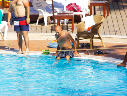 אסי כהן בבריכה באילת, פפראצי (צילום: אלעד דיין)