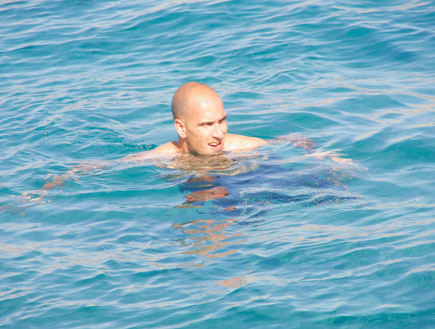 אסי כהן בבריכה באילת, פפראצי (צילום: אלעד דיין)
