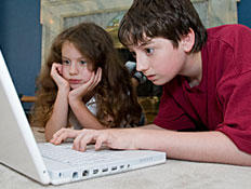 ילד מקליד על מחשב נייד (צילום: bonnie jacobs, Istock)