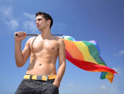 בחור הומו מחזיק דגל גאווה (צילום: istockphoto)