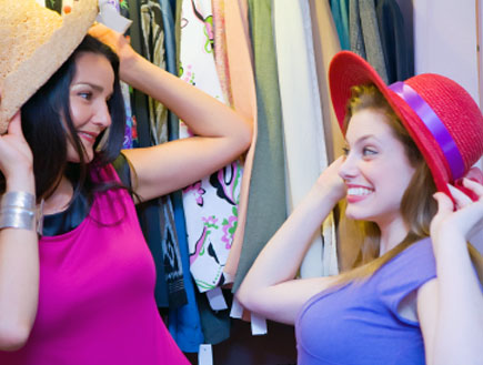 שתי בחורות מודדות כובעים (צילום: paul kline, Istock)