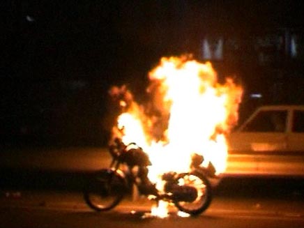 אופנוע בוער בטהרן (צילום: חדשות 2)