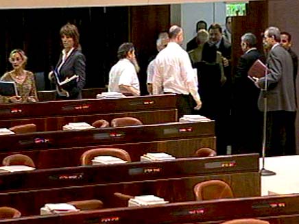 חברי האופוזיציה נוטשים את מליאת הכנסת (צילום: חדשות 2)