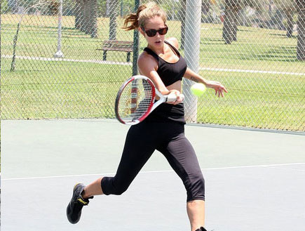 שרי גבעתי משחקת טניס, פפראצי (צילום: שוקה כהן)