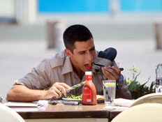 גיא לובלצ'יק וחן אהרוני אוכלים המבורגר, פפראצי (צילום: אורי אליהו)