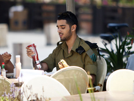 גיא לובלצ'יק וחן אהרוני אוכלים המבורגר, פפראצי (צילום: אורי אליהו)