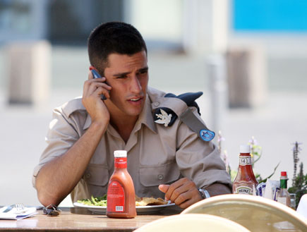 חן אהרוני וגיא לובלצ'יק אוכלים המבורגר, פפראצי (צילום: אורי אליהו)