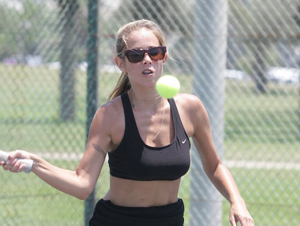 שרי גבעתי משחקת טניס, פפראצי 6 (צילום: שוקה כהן)