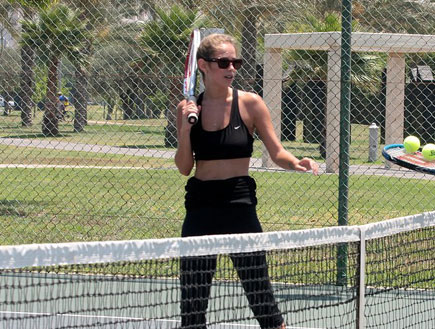 שרי גבעתי משחקת טניס, פפראצי 4 (צילום: שוקה כהן)