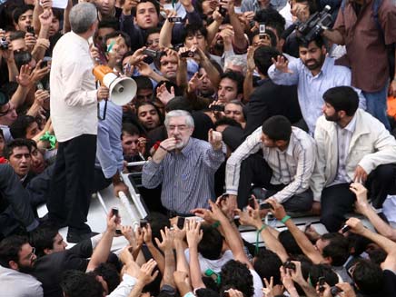 מוסאווי מדבר עם תומכיו בהפגנה בטהרן (צילום: רויטרס)