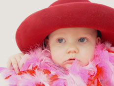 ילדה עם כובע ונוצות- ילדים בפרסומות (צילום: bobbieo, Istock)
