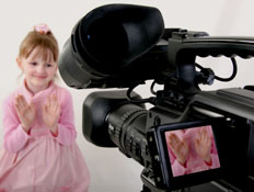 ילדה מול מצלמת וידאו- ילדים בפרסומות (צילום: istockphoto)