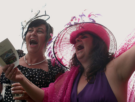 שתי נשים אנגליות שרות (צילום: Julian Herbert, GettyImages IL)