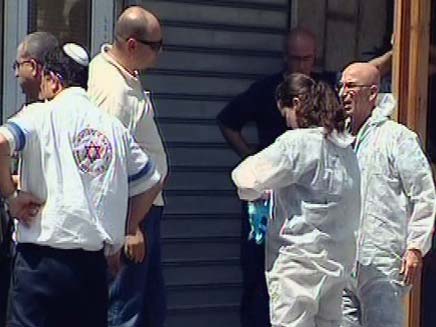 צוותי מד"א והמשטרה בנתיבות לאחר רצח והתאבדות (צילום: חדשות 2)