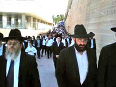 המונים בלוויתו של ישראל וינטר (צילום: אתר "חרדים")