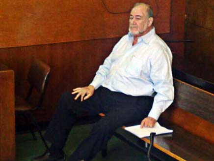 שר האוצר לשעבר אברהם הירשזון בבית המשפט (צילום: גלעד שלמור)