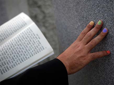 יד של גבר שמתפלל מונחת על הקיר (צילום: רויטרס, עיבוד תמונה: חדשות 2)