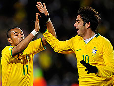 שחקני ברזיל חוגגים (צילום: רויטרס)