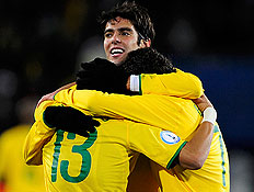 שחקני ברזיל אחרי שער הניצחון (צילום: רויטרס)