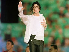 מייקל ג'קסון בחולצה לבנה וככפה אחת לבנה (צילום: רויטרס)