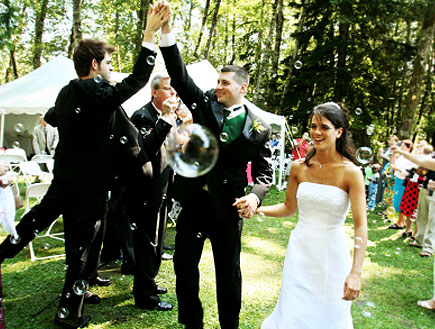 זוג שמח בחתונה (צילום: kevinruss, Istock)
