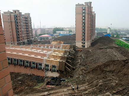 בניין שקרס בשלמותו בסין (צילום: רויטרס)