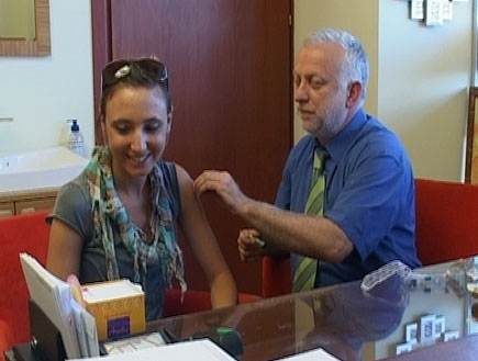 כרמל מקבלת חיסון נגד סרטן צוואר הרחם (צילום: mako)