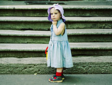 ילד שהוא ילדה עם שמלה (צילום: anouchka, Istock)