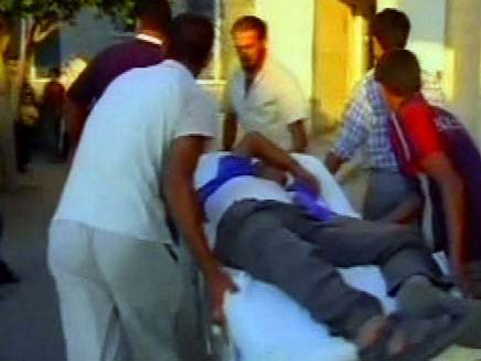 פינוי פצוע פלסטיני בעזה לאחר תקיפה של כוח צה"ל (צילום: חדשות 2)