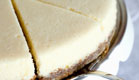עוגת גבינה עם תחתית ופל (צילום: Inti St. Clair, GettyImages IL)