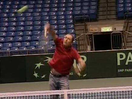 עודד בן עמי משחק טניס (צילום: חדשות 2)