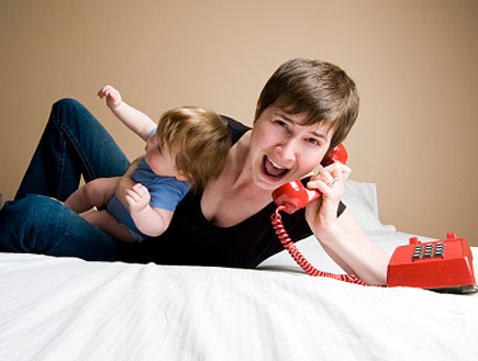 אמא צועקת- עצבנית בטלפון (צילום: stacey_newman, Istock)