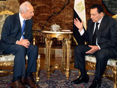 נשיא מצרים מובארק ונשיא מדינת ישראל שמעון פרס (צילום: רויטרס)