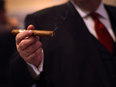 איש מחזיק סיגר (צילום: Spencer Platt, GettyImages IL)