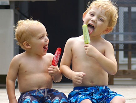 שני ילדים אוכלים ארטיקים (צילום: Clay Cartwright, Istock)