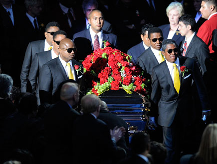 הארון של מייקל ג'קסון (צילום: Kevork Djansezian, GettyImages IL)