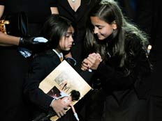 בנותיו של מייקל ג'קסון בטקס האשכבה (צילום: רויטרס)