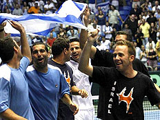 נבחרת ישראל בטניס חוגגת (צילום: אמיר לוי, מערכת ONE)