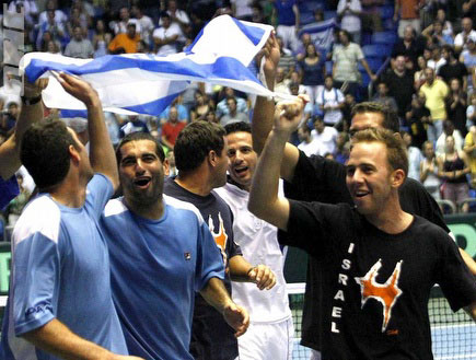 נבחרת ישראל בטניס חוגגת (צילום: אמיר לוי, מערכת ONE)