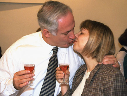 ביבי ושרה נתניהו מתנשקים (צילום: Handout, GettyImages IL)