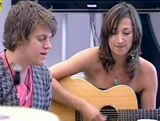 דניאל ופאולה בשיר מקורי (תמונת AVI: ערוץ 24)