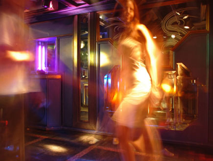 סקס- תמונה מטושטשת של בחורה במועדון לילה (צילום: istockphoto)