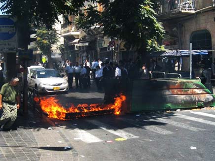 ההפגנה הסוערת כעת בכיכר השבת (צילום: חדשות 24)