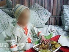 הילד המורעב אוכל במיטתו (צילום: אתר 