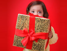ילד נותן מתנה לגננת- מתנות לגננות