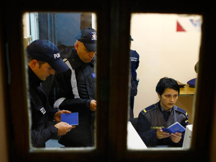 שוטרים רומנים (צילום: חדשות 2)