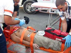 חילוץ הפועל שנפל מפיגום בראש העין (צילום: דייויד HNN.CO.IL)