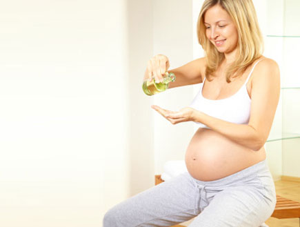 אשה בהריון מורחת שמן- טיפוח בהריון (צילום: Hannes Eichinger, Istock)