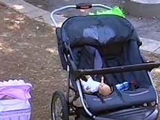 עגלת ילדים בגן הציבורי בו נפלה הילדה אל מותה (צילום: חדשות 2)