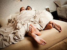 זוג במיטה בוגד- בגידה (צילום: redhumv, Istock)